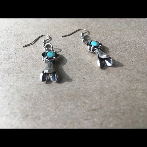 Earrings. Lovely faux turquoise stone w/silvertoned findings. Pierced. Dangles. - Picture 2 of 2